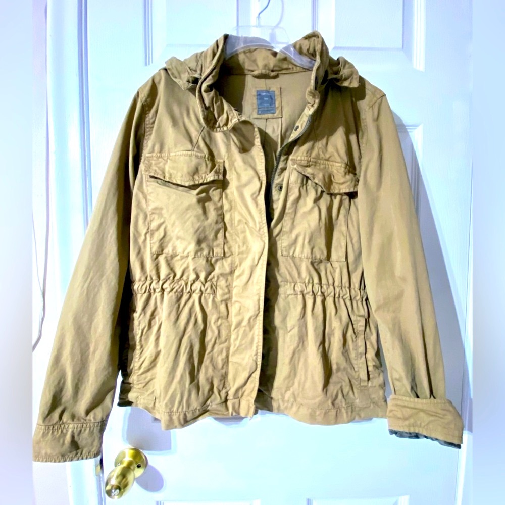 GAP Women’s Tan light jacket with hoodie Size Medium 🎁ON SALE
